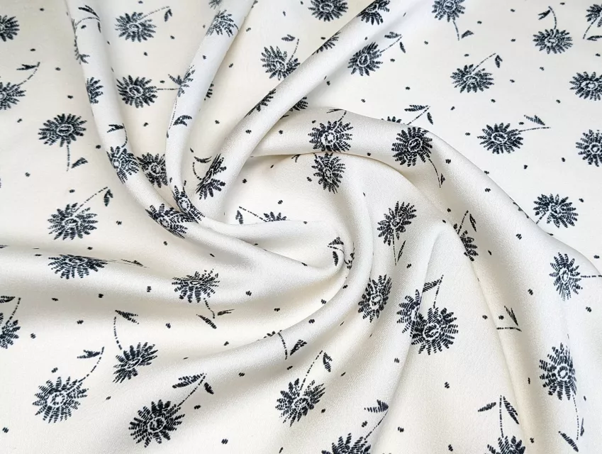 Шифон атласний квіти на галявині, молочний - фото 1 - інтернет-магазин tkani-atlas.com.ua
