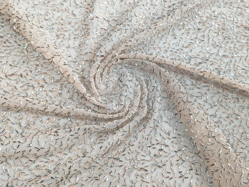 Пайетка Зара свернутые трубочки, серебро на бежевом (отрез 1,2 м) - фото 1 - интернет-магазин tkani-atlas.com.ua